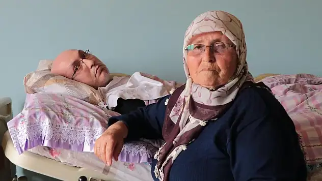 16 yıldır yatağa bağımlı oğluna bakıyor