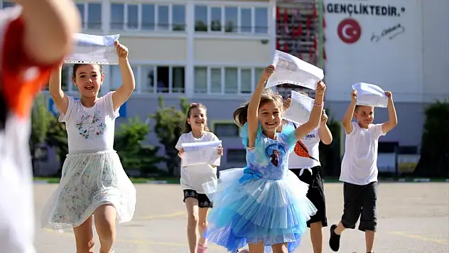 18 milyon öğrenci karne heyecanı yaşıyor