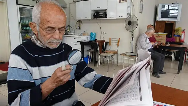 18 yıldır gazeteleri mercek altında okuyor