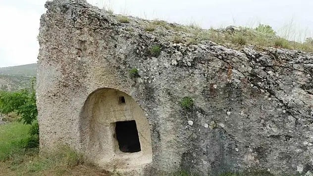 2 bin yıllık kaya mezarları görenleri şaşırtıyor