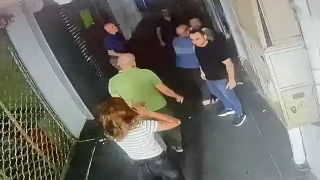 2 Erkek, Kadını Dükkanın Önünde Darbetti! O Anlar Kamerada