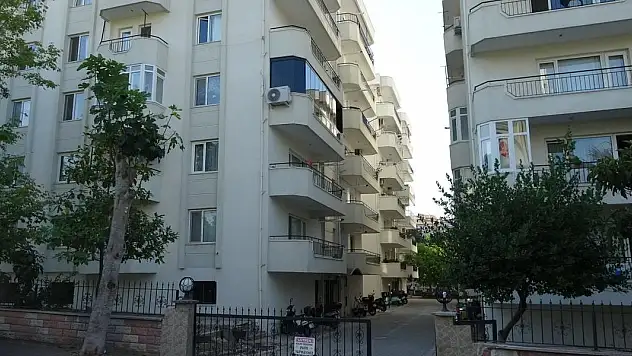 2 gün sevgilisinin streç filme sarılı cesediyle aynı evde yaşadı