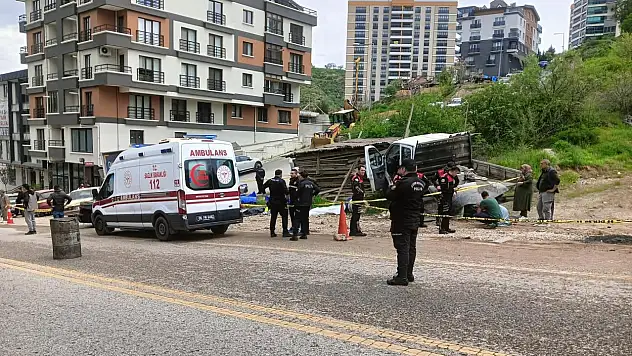 2 işçi kamyonetin altında kalarak öldü