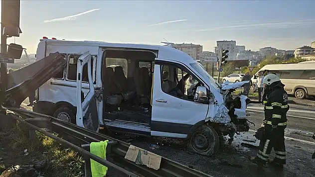 2 işçi servisinin çarpıştığı kazada 18 kişi yaralandı