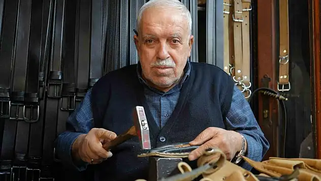 2 metrekarelik dükkanda 48 yıldır mesleğini icra ediyor