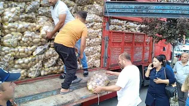 20 ton patatesi vatandaşa dağıttı