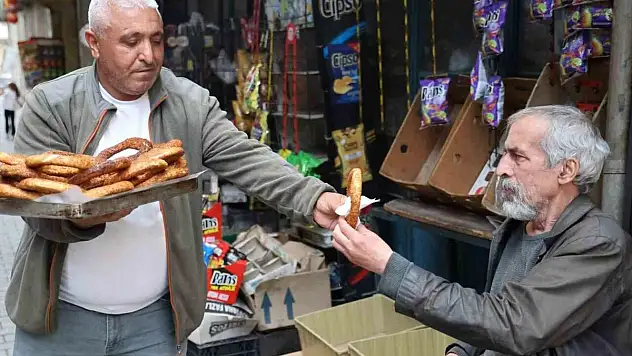 20 yıl simit sattı, 49 yaşında atanınca annesi inanmadı