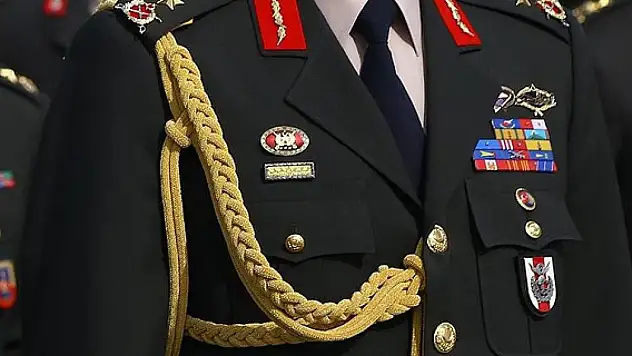 21 general ve albay bir üst rütbeye terfi etti