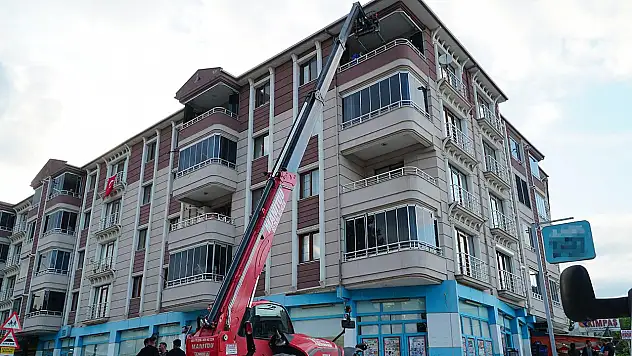 250 kiloluk cenaze teleskopik forkliftle taşındı