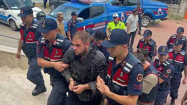3 akrabasını bıçaklayarak öldürüp yayla evini ateşe veren şahsın mahkemedeki ifadesi ortaya çıktı