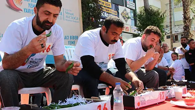 3 dakikada 398 gram acı biber yiyip, yarım altın kazandı