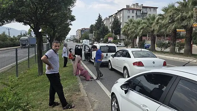 3 otomobil bir birine girdi, 1 bebek ve çocuk yaralandı