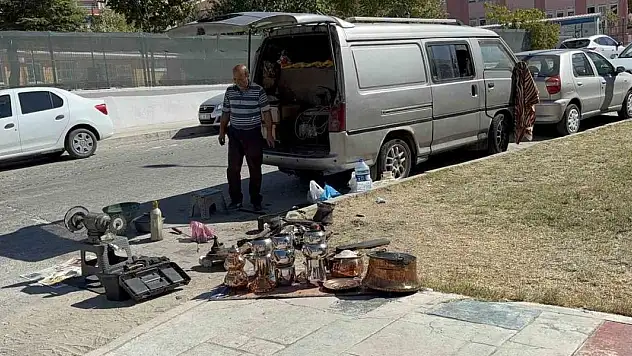 30 yıldır mahalle mahalle dolaşarak kalaycılık yapıyorlar