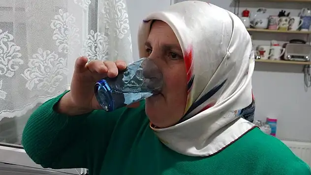 30 yıldır nisan yağmurunu şifa niyetine içiyor