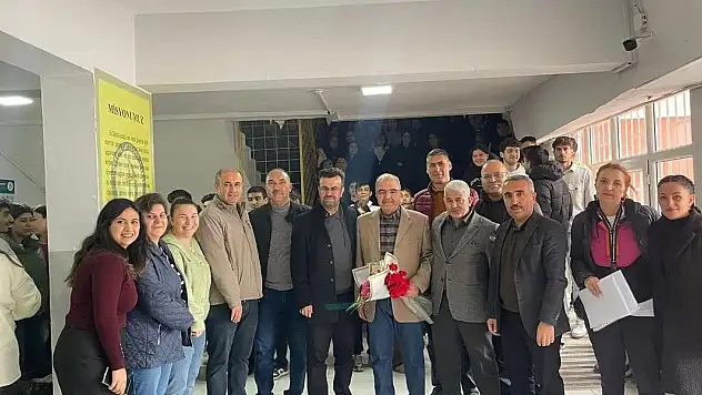 34 yıldır görev yaptığı okuldan emekli olan 43 yıllık öğretmene duygusal veda
