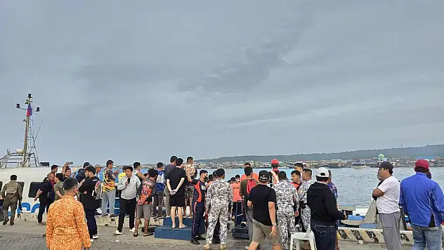 359 kişiyi taşıyan feribot battı!