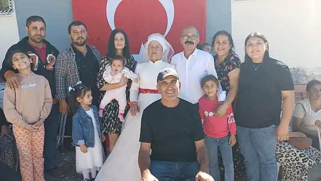4 çocuk 9 torun sahibi çift, 40 yıl sonra düğün yaptı!