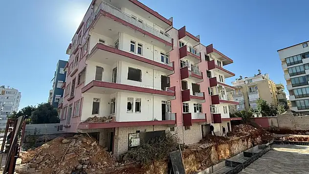 4 katlı metruk binada yangın çıktı 1 erkek cesedi bulundu