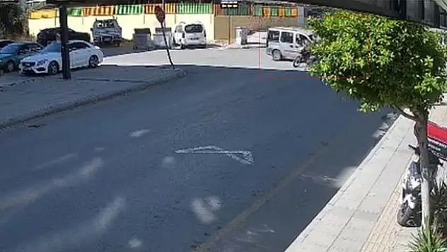 4 kişinin olduğu motosiklete araç çarptı
