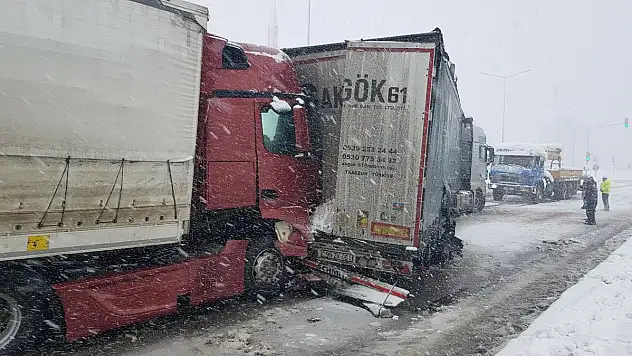 4 tır ve 1 minibüsün karıştığı zincirleme kaza