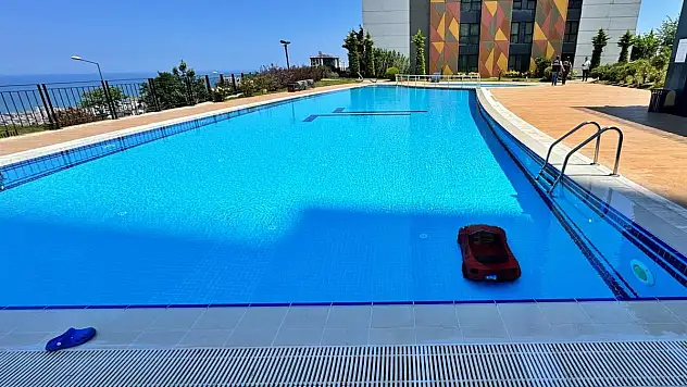 4 yaşındaki çocuk akülü arabasıyla havuza düştü