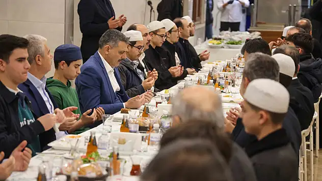 41 yıl sonra aynı sofrada! 11 yaşında başladığı kursa bakan olarak döndü!