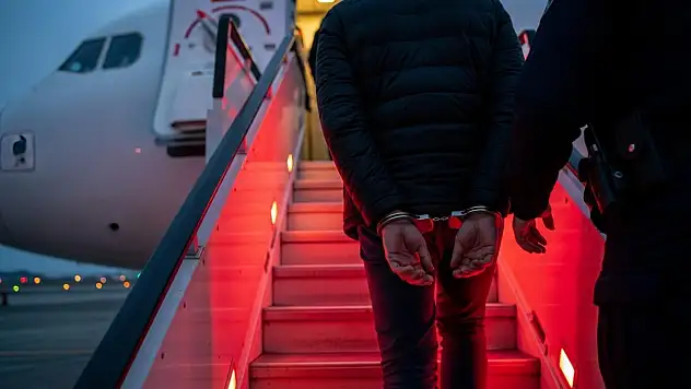 42'si kırmızı bültenle aranan 90 suçlu Türkiye'ye getirildi!