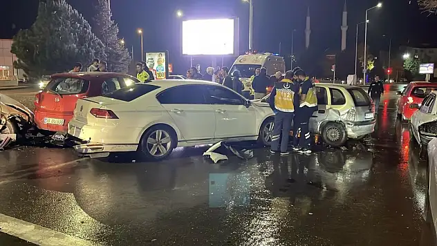 5 araç birbirine girdi: 1 kişi yaralandı