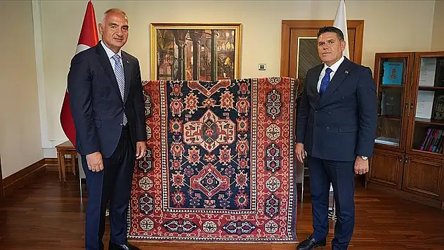5 asırlık Uşak halısı yuvaya döndü