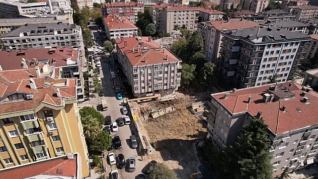 5 katlı binanın istinat duvarı çöktü