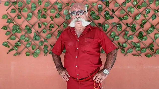 50 yıldır tek renkli giysilerle geziyor!