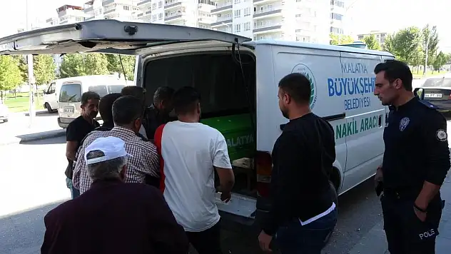 55 yaşındaki şahıs banyoda kanlar içerisinde ölü bulundu