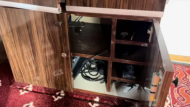 574 yıllık caminin ses sisteminde kullanılan amfiyi çaldı