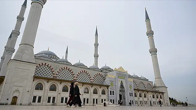 597 camiye 5 dilde karekodla bilgilendirme panosu asıldı