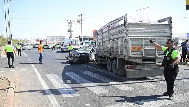 6 araç birbirine girdi, 12 kişi yaralandı