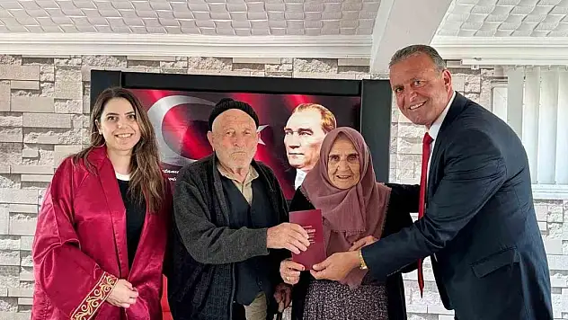 60 yıl sonra resmi nikah kıydılar