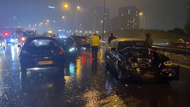 7 aracın karıştığı zincirleme kaza! 2 yaralı