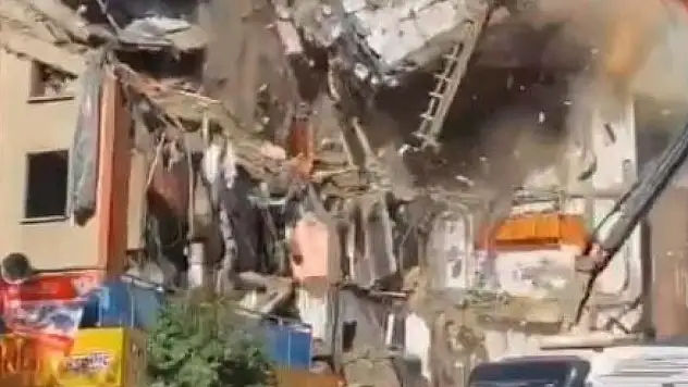7 katlı bina tek dokunuşla yerle bir oldu