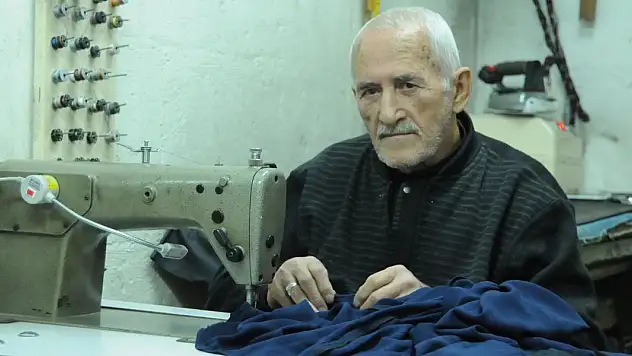 7 metrekarelik dükkanda 59 yıldır terzilik yapıyor