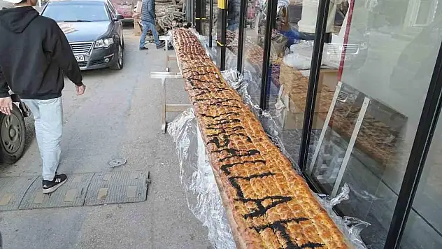 7 metrelik pide görenleri hayrete düşürdü