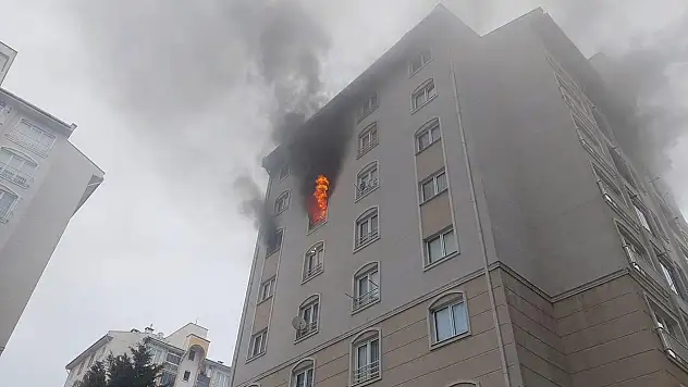 8 katlı apartmanda yangın paniği!