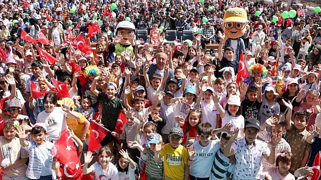 80 Binde Devr-i Alem Parkı'nda 23 Nisan coşkusu
