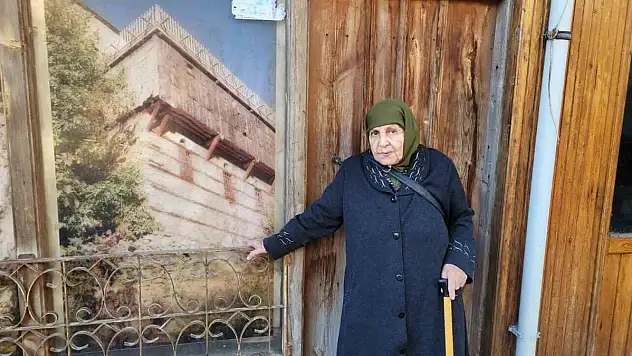 90 yaşındaki Fikriye nine manileriyle hayran bırakıyor