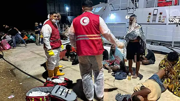 95 göçmeni taşıyan iki tekne alabora oldu: 4 ölü