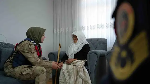 97 Yaşındaki Rabiye ninenin asker sevgisi!