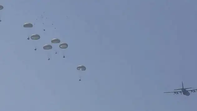 ABD, Gazze'nin kuzeyine havadan insani yardım indirdi