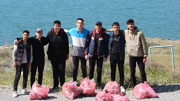 Acıgöl, öğrenciler tarafından temizlendi