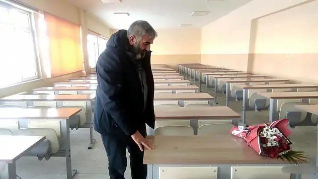 Acılı baba kızı Rojin ile gezdiği yerlere gidip, sınıfındaki sırasına çiçek bıraktı