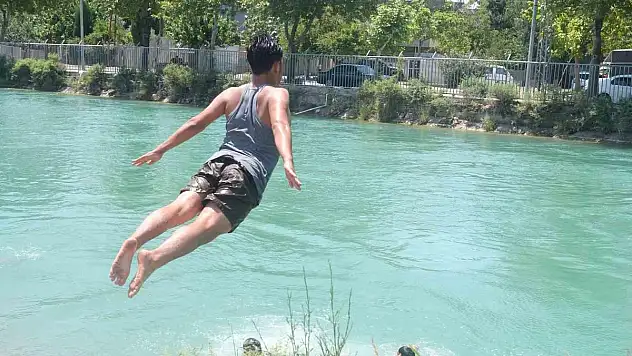 Adana'da hava sıcaklığı 44 dereceye ulaştı, çocuklar kanallara akın etti