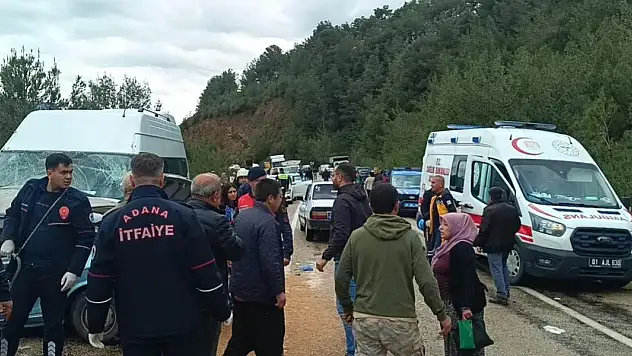 Adana'da otomobil ile minibüs çarpıştı: 5 ölü